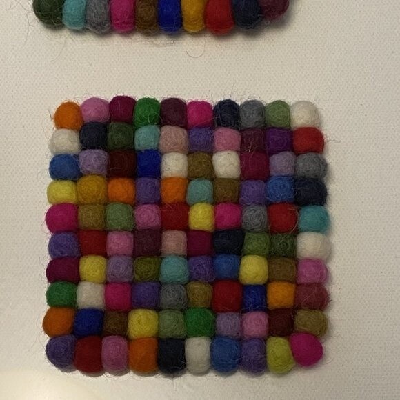 Colorful Durable felt balls Trivet coasters - set of 4 - Picture 3 of 6